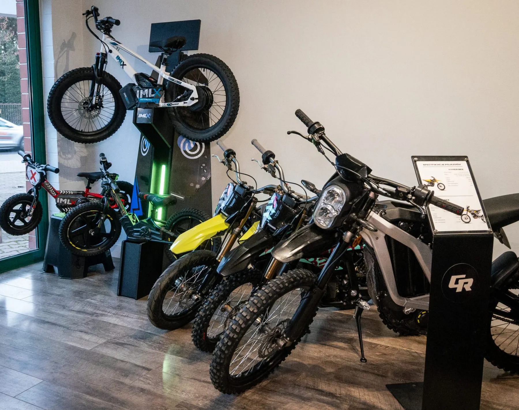 Motocykle Surron w salonie