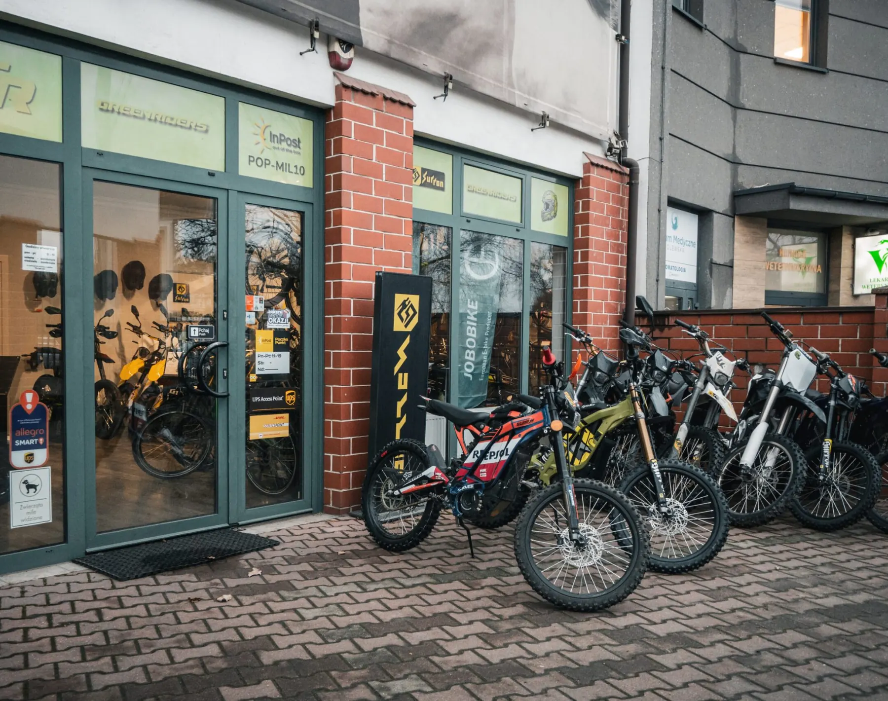 Wejście do salonu Green Riders