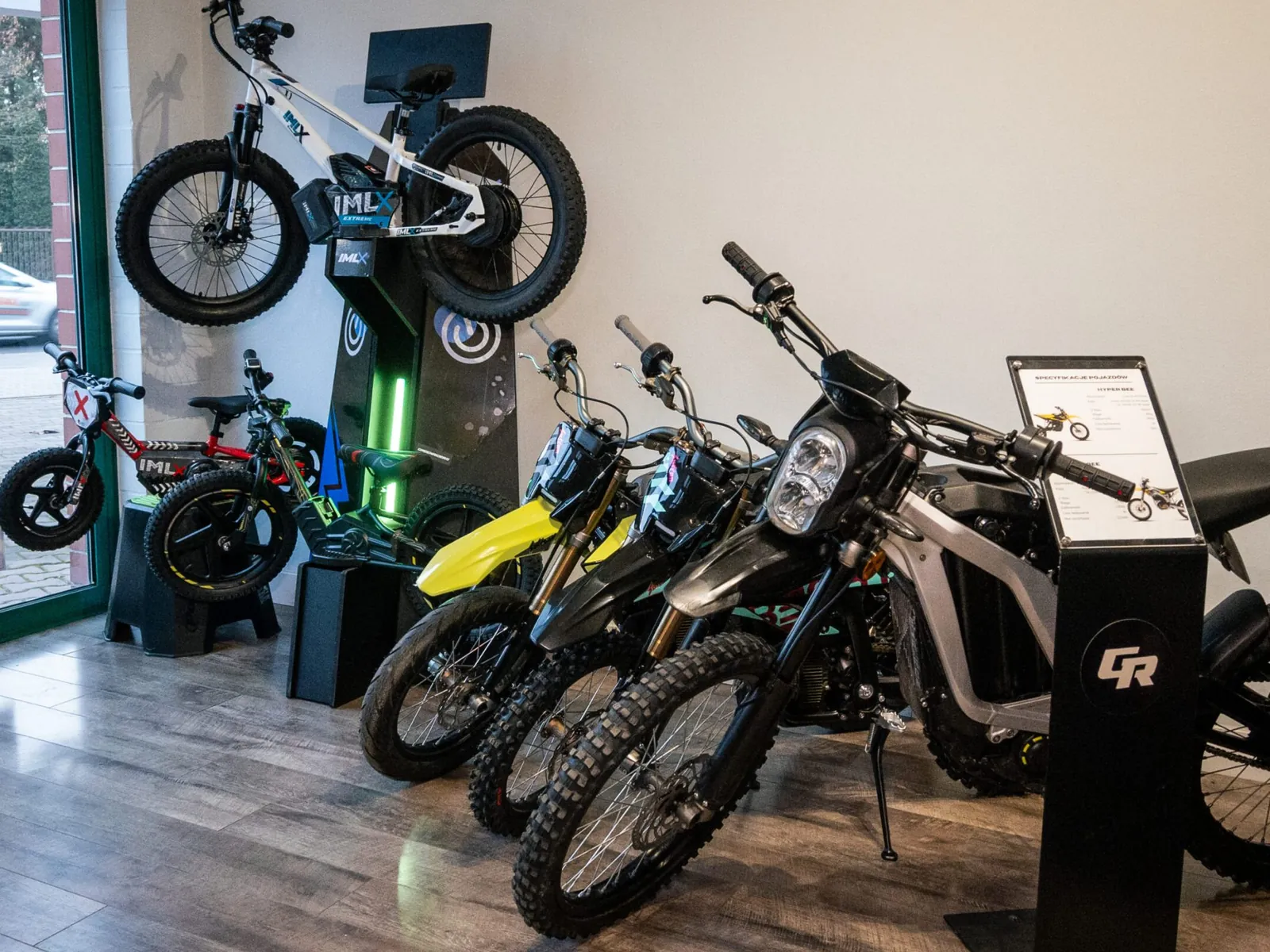 Salon Green Riders — motocykle Surron