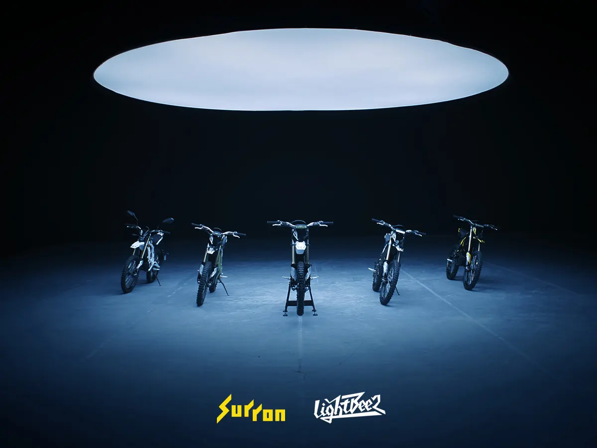 Pięć motocykli Light Bee 2 w studiu