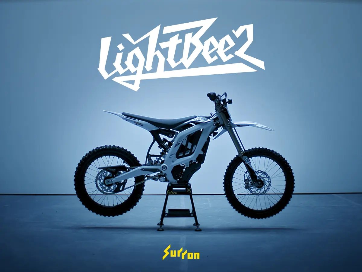 Surron Light Bee 2 — zdjęcie studyjne z logo